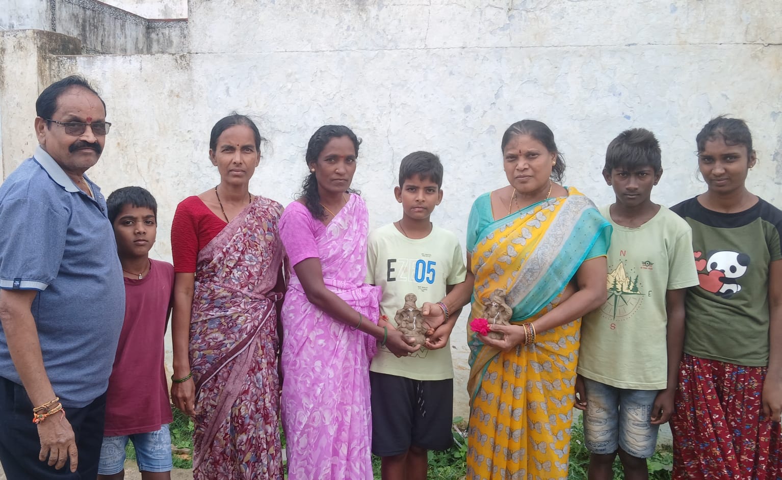 ఏకాదశ విష్ణు పారాయణం వారికి ఉచిత మట్టి వినాయకుల పంపిణీ