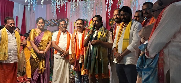 గణనాధులను దర్శించుకుని ప్రత్యేక పూజలు నిర్వహించిన స్థానిక ఎమ్మెల్యే డాక్టర్ వంశీకృష్ణ