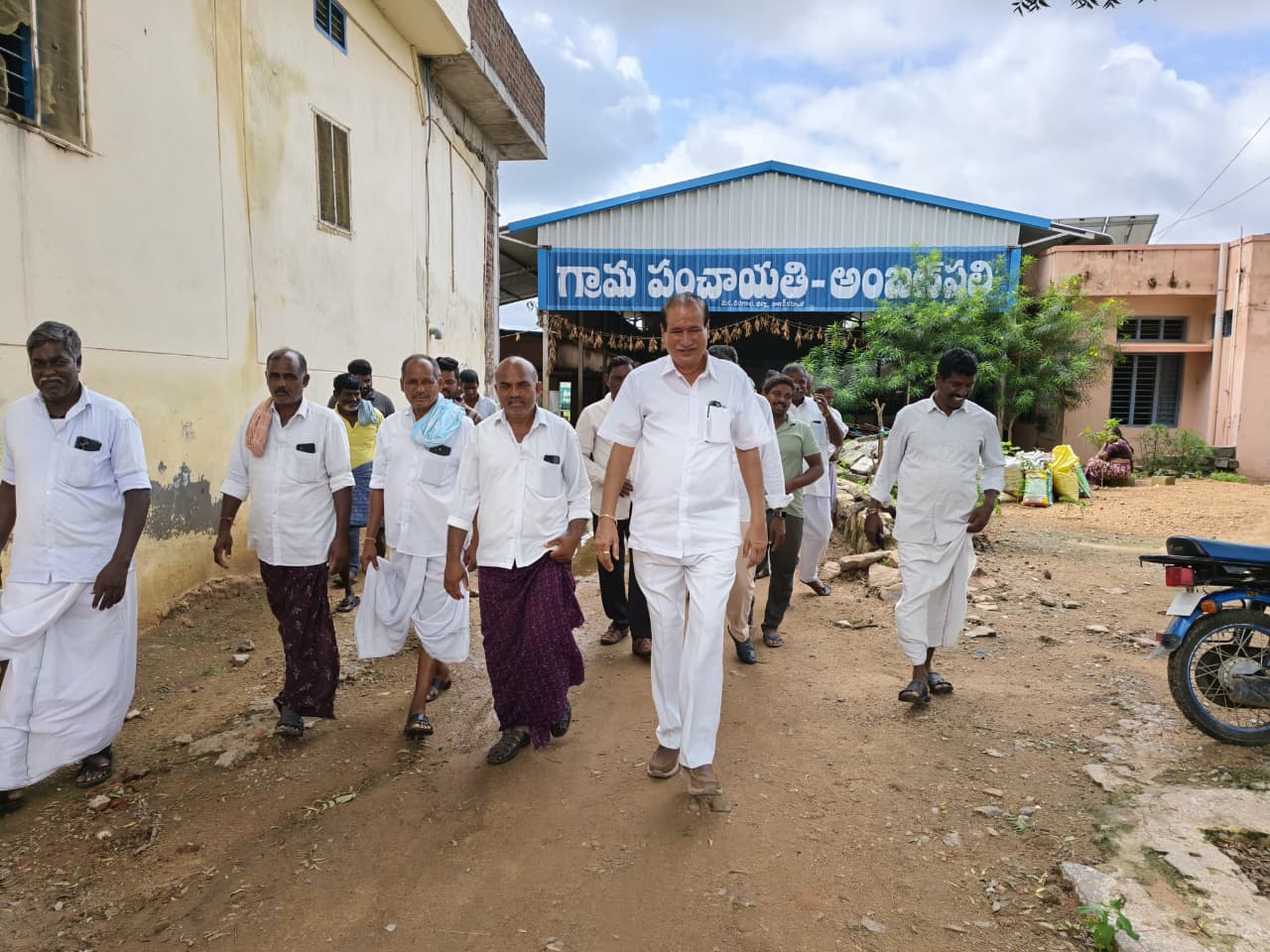 గ్రామ ప్రజలు ఎదుర్కొంటున్న సమస్యలను అడిగి తెలుసుకుంటున్న శ్రీనివాస్ రావు