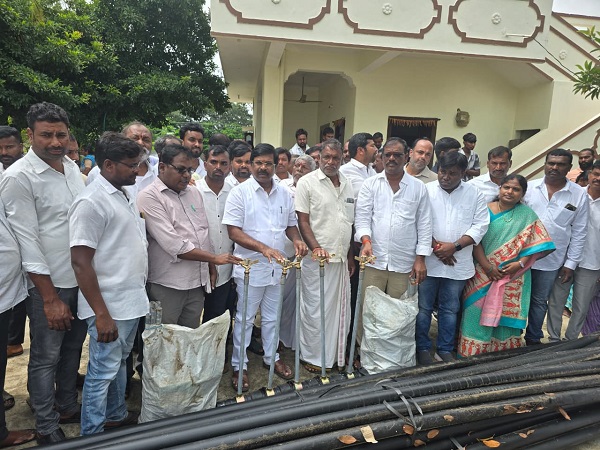 రైతులకు స్పింక్లర్  సెట్లను అందజేసిన ఎమ్మెల్యే డాక్టర్ చిక్కుడు వంశీకృష్ణ