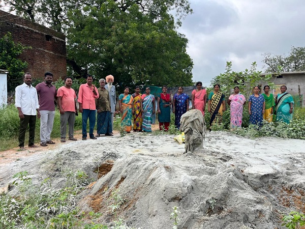 లింగాల పట్టణ కేంద్రంలో దాహం తీరుస్తున్న శంకర్ రాథోడ్ గారు.