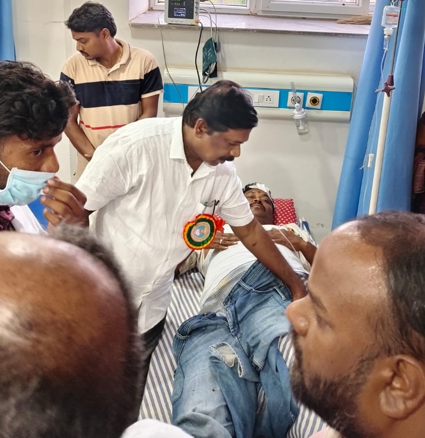 అచంపేట్ కాంగ్రెస్ నాయకులకు కారు అదుపుతప్పి చెట్టుకు ఢీకొని తీవ్రగాయాలు.