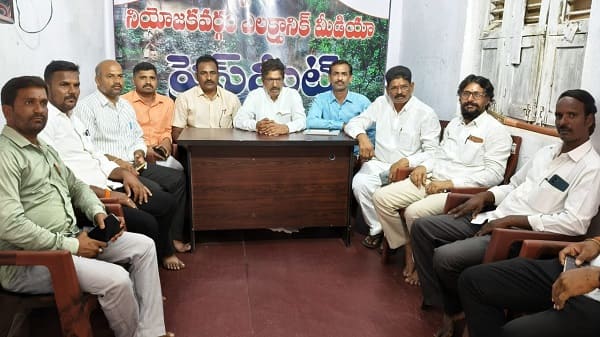 లంబాడీలు 100% ఎస్టిలే... ప్రెస్ క్లబ్ లో ప్రెస్ మీట్ ద్వారా వివరిస్తున్న బంజారా /లంబాడి నాయకులు...