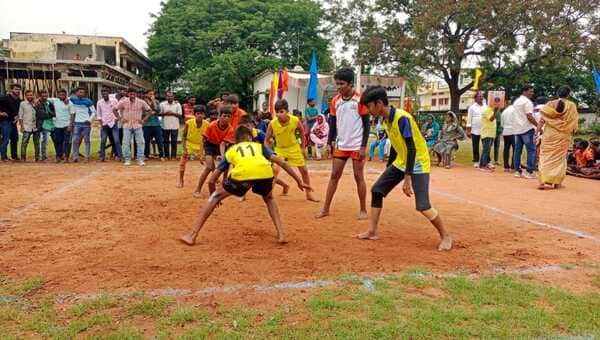 కబడ్డీ క్రీడాకారులకు 5000 వేల రూపాయలు సాయం అందించిన వెల్టూర్ గ్రామ వాసి కోసిరెడ్డి శ్రీనివాస్ ర