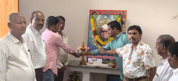 శ్రీ కొండా లక్ష్మన్ బాపూజీ వర్థంతి సందర్బంగా మహనీయుడికి ఘనంగా నివాళి...