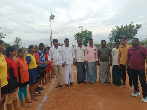 కబడ్డీ శిక్షణ పొందుతున్న క్రీడాకారులకు మాజీ ఎంపిటిసి సాయం...