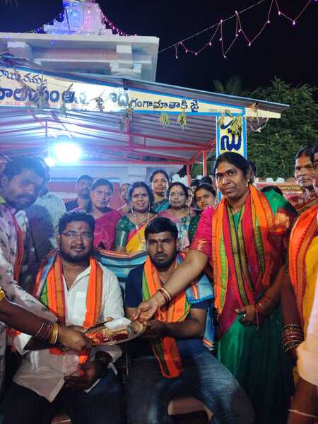 లక్కీ డిప్ ద్వారా గెలుపొందిన అమ్మవారి 5 గ్రాముల బంగారు ముక్కుపుడకను అందజేసిన CBM ట్రస్ట్ చైర్ పర