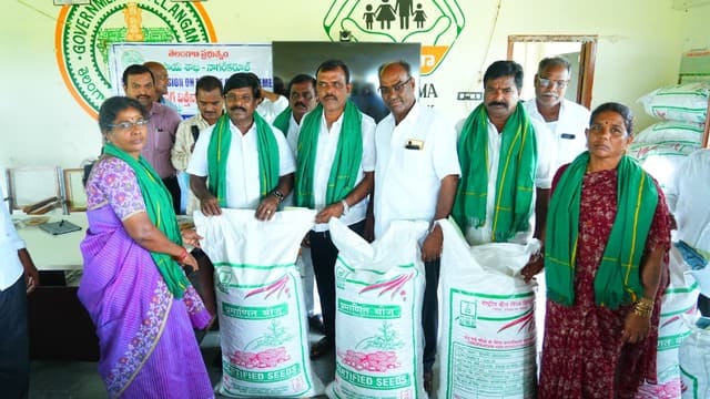 రైతు సాగు వేరుశనగ విత్తనాలు పంపిణీ చేసిన ఎమ్మెల్యే ..